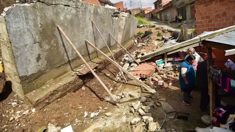Una v&iacute;a cedi&oacute; en la zona Pasankeri, afectando a las viviendas cercanas. Foto: APG.