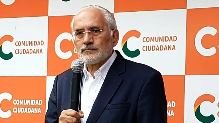 El candidato a la presidencia por Comunidad Ciudadana. Carlos Mesa, durante una conferencia de prensa.
