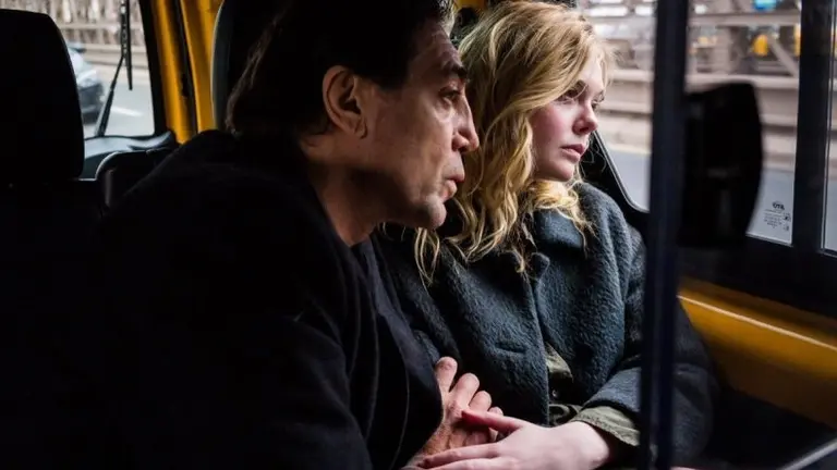 Javier Bardem con Elle Fanning en &ldquo;The Roads Not Taken&rdquo;.	 SALLY POTTER