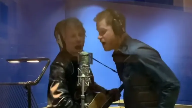 El principe Enrique junto a Bon Jovi durante la  grabaci&oacute;n de la canci&oacute;n. Foto: Captura de pantalla del video difundido por la cuenta oficial de la realeza "sussexroyal" en instagram.