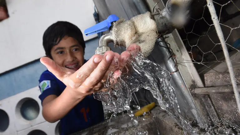 Un usuario recibe agua de la red domiciliaria.	 DICO SOL&Iacute;S