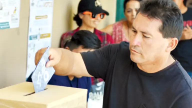 Un ciudadano emite su voto en los comicios de 2019. DICO SOL&Iacute;S