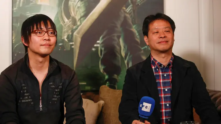 El productor del videojuego "Final Fantasy VII: Remake", Son Yoshinori Kitase y el codirector y dise&ntilde;ador del mismo, Naoki Hamaguchi. EFE