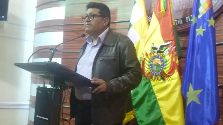 El senador del MAS, Efrain Chambi, durante una conferencia de prensa en La Paz.