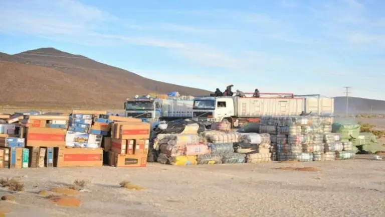 Contrabando de productos en la carretera Oruro-Pisiga. Archivo