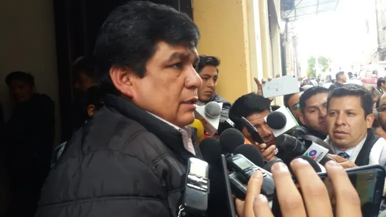 El senador del MAS, Omar Aguilar, durante una conferencia de prensa.