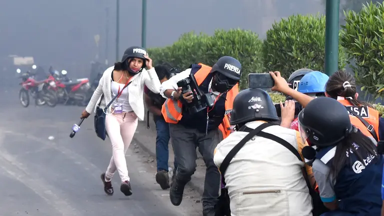 Un momento en que los periodistas realizaron cobertura en la avenida Villaz&oacute;n, Sacaba, en 2019. DICO SOL&Iacute;S