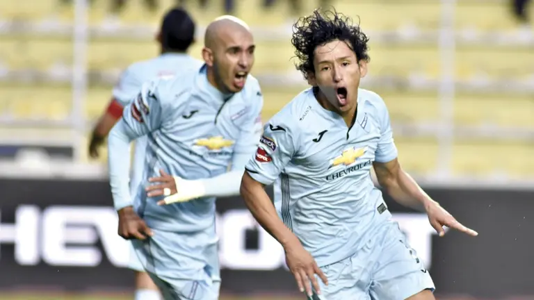 V&iacute;ctor &Aacute;brego (d) celebra uno de sus goles con Bol&iacute;var el3 de marzo p. APG