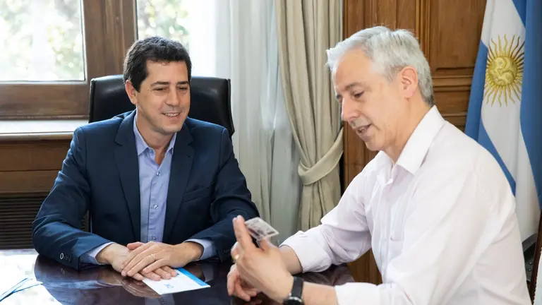 Garc&iacute;a Linera recibe su DNI.