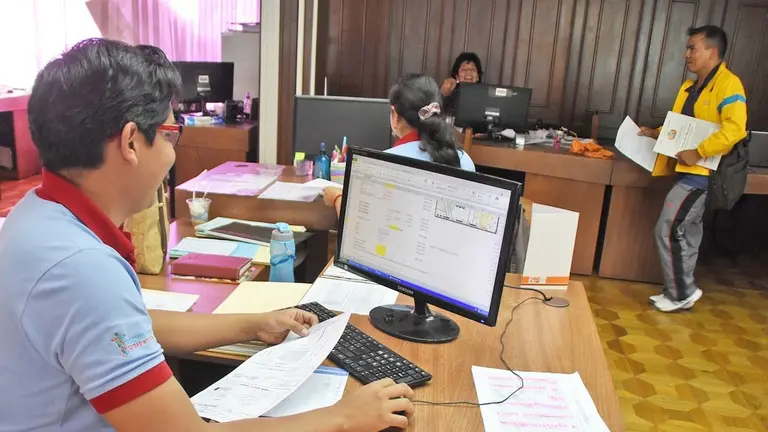 Imagen referencial de administrativos municipales. ARCHIVO