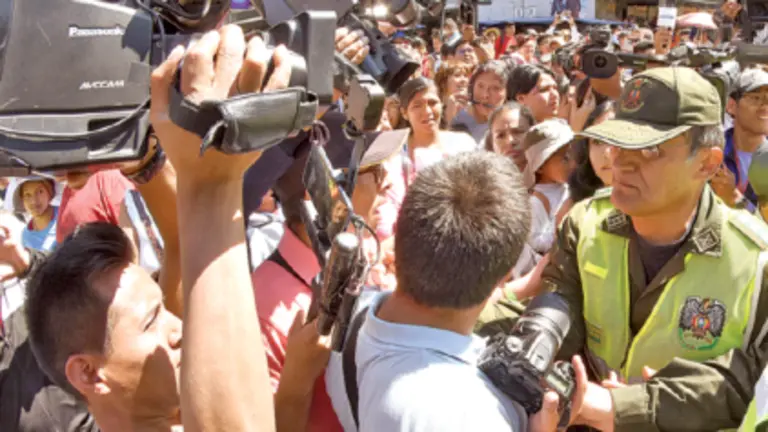 Trabajadores de la prensa, en medio de empujones.  DICO SOL&Iacute;S