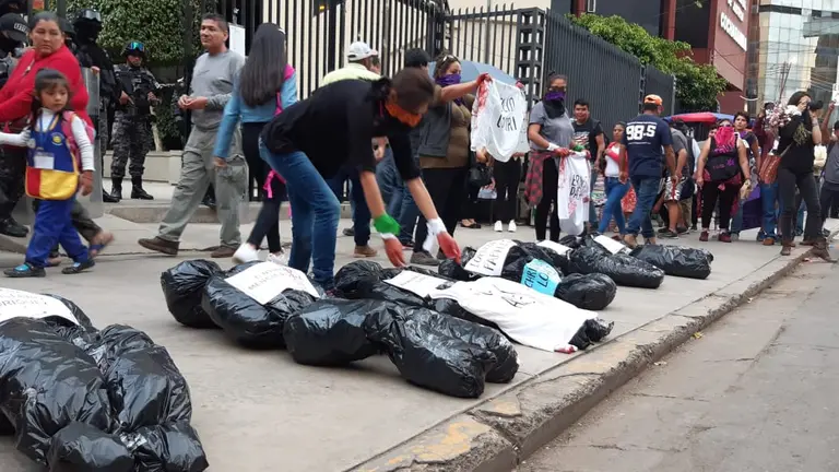 Protesta en contra de la violencia machista en puertas del Tribunal Departamental de Justicia. OPINI&Oacute;N
