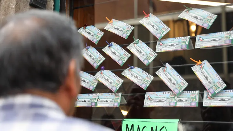 Mexicanos compran los primeros boletos de la rifa del avi&oacute;n presidencial. EFE