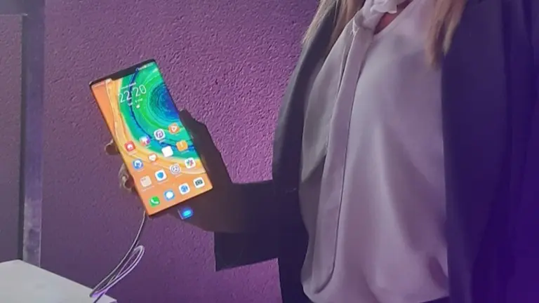 Una modelo muestra el Huawei Mate30 Pro en la gala del lanzamiento, en Santa Cruz. OPINI&Oacute;N