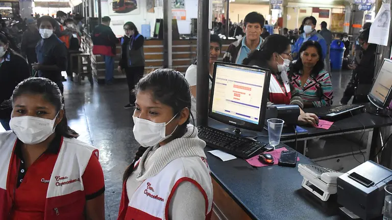 Varias personas en la Terminal de Buses usan barbijos. DICO SOL&Iacute;S