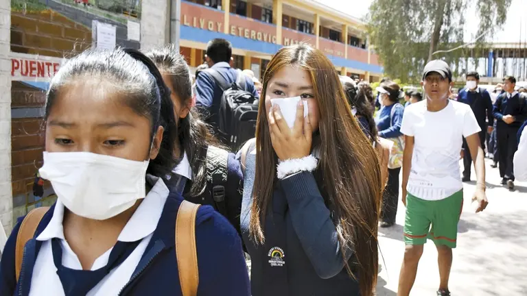 Imagen referencial de estudiantes del colegio Milivoy Eterovic regresan a sus casas, en Quillacollo. DICO SOL&Iacute;S