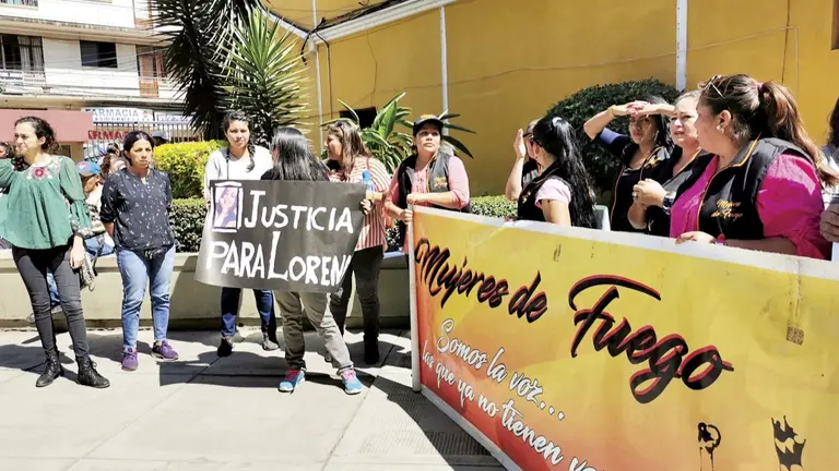 Familiares de Lorena y &ldquo;Mujeres de Fuego&rdquo; protestan y exigen justicia en el Tribunal Departamental de Justicia (TDJ). OPINI&Oacute;N