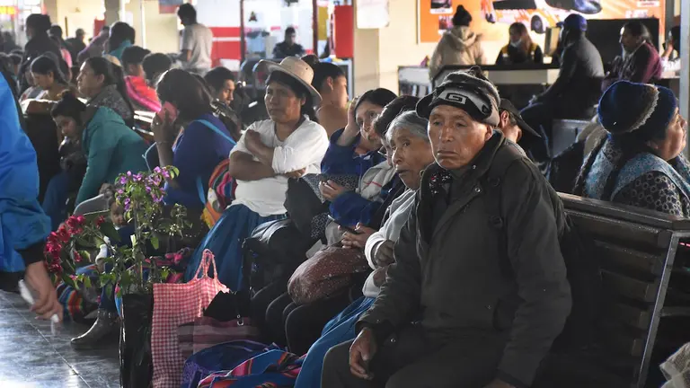 Pasajeros en la Terminal de Buses de Cochabamba. DICO SOL&Iacute;S