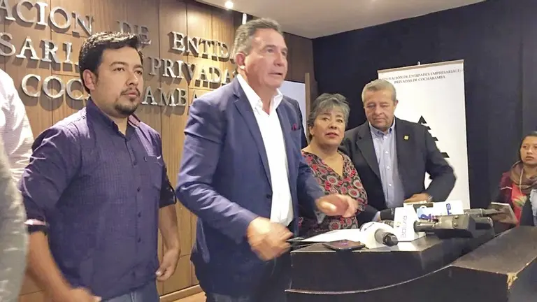 El presidente de la FEPC, Javier Bellott, acompa&ntilde;ado de presidentes de c&aacute;maras de empresarios. ARCHIVO