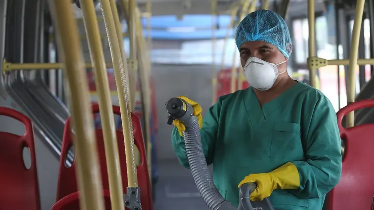 Imagen referencial a la desinfecci&oacute;n de espacios por coronavirus. EFE