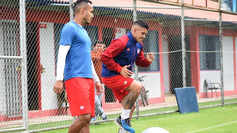 Cristian Ch&aacute;vez (d) e Ismael Benegas durante una sesi&oacute;n de entrenamiento. DICO SOL&Iacute;S