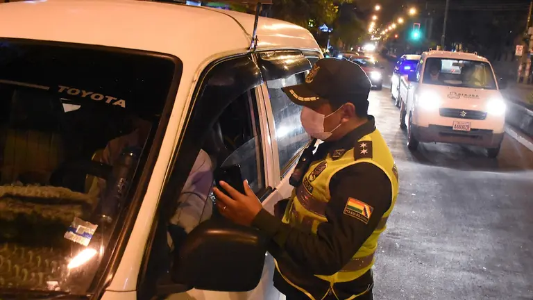 Un efectivo policial controla la circulaci&oacute;n veh&iacute;cular.	DiCO SOL&Iacute;S