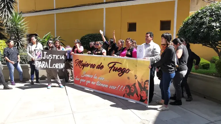 Familiares y colectivo Mujeres de Fuego piden justicia tras la muerte de Lorena Paredes, en el Tribunal Departamental de Justicia (TDJ).	       MARIELA COSS&Iacute;O