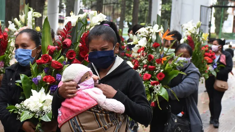 Dolientes acompa&ntilde;an un f&eacute;retro en el Cementerio General. DICO SOL&Iacute;S