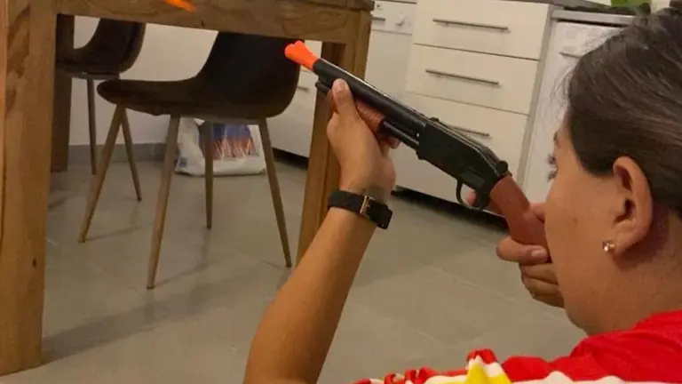 Jessica Velasco entrena al interior del departamento que alquil&oacute; en Francia.         GENTILEZA: JESSICA VELASCO