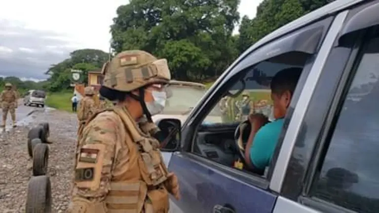 Fuerzas Armadas controlan tr&aacute;fico vehicular en el Tr&oacute;pico. Cr&eacute;dito: Radio Soberan&iacute;a