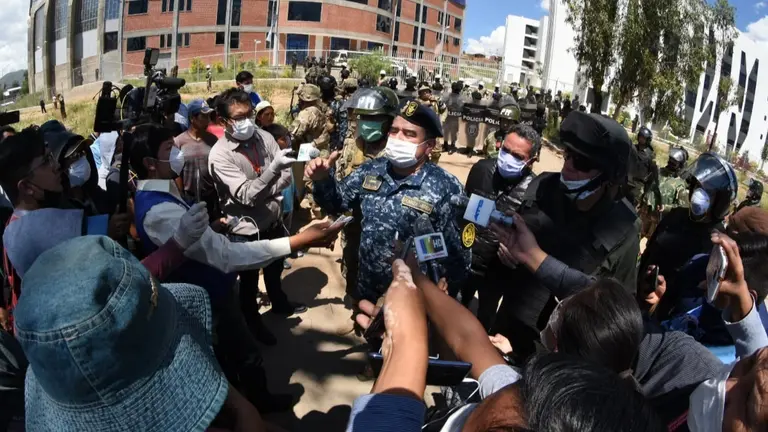 Efectivos militares negocian con los vecinos de La Tamborada en la puerta del complejo Suramericano.