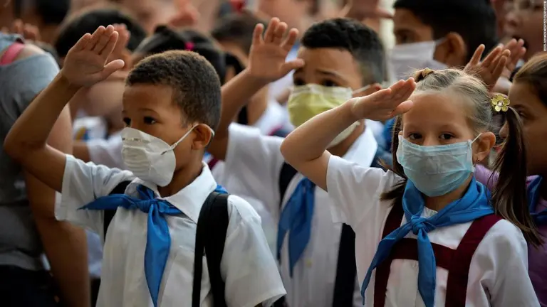 Grupo de estudiantes antes del cierre de escuelas, en Cuba. DIMECUBA.COM