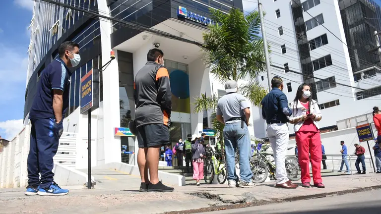 Fila ordenada y siguiendo medidas de prevenci&oacute;n ante el coronavirus en Banco Uni&oacute;n de El Prado. DICO SOL&Iacute;S