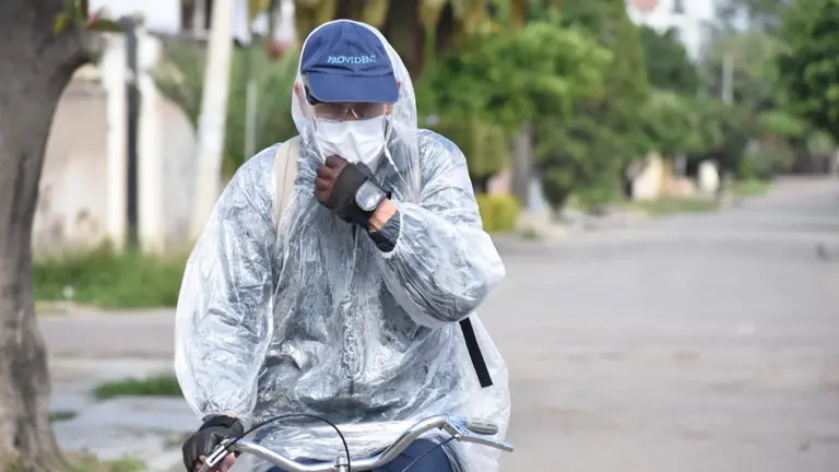 Un hombre recorre en bicicleta en una calle de Cochabamba. DICO SOL&Iacute;S