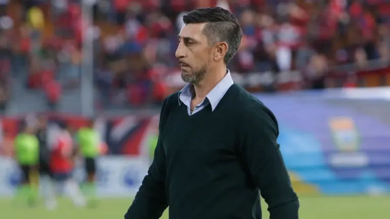 Cristian D&iacute;az, t&eacute;cnico de Wilstermann, en el terreno de juego. ARCHIVO
