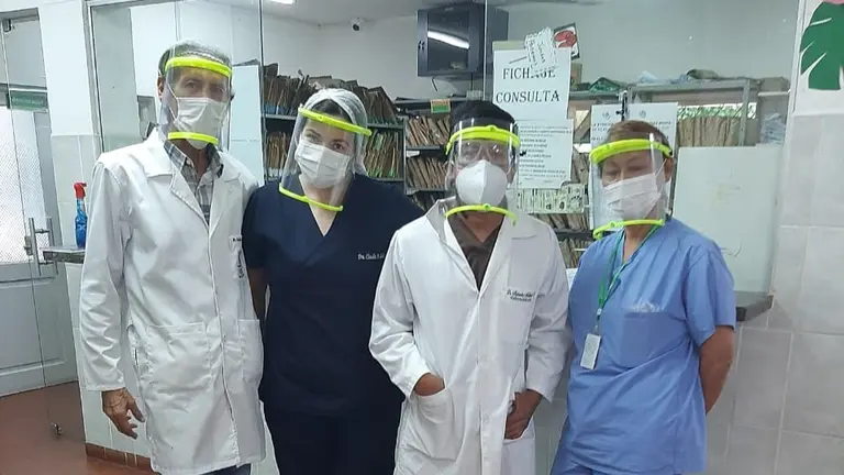 Personal de salud usa los protectores faciales en un centro hospitalario de Santa Cruz.