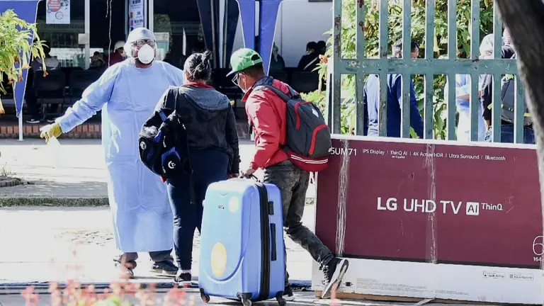 Los funcionarios aplican medidas de control a los repatriados en la Escuela T&eacute;cnica de Salud. DICO SOL&Iacute;S