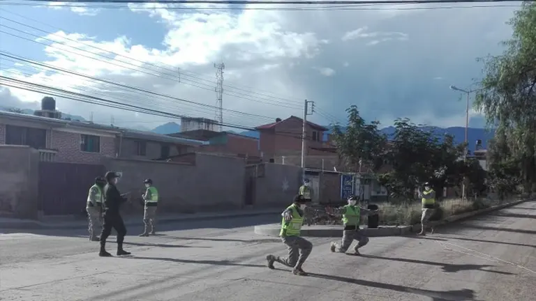 Polic&iacute;as y militares ense&ntilde;an sobre bioseguridad. 