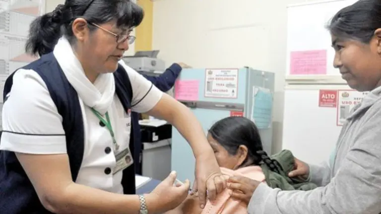 Personal de salud vacuna a la poblaci&oacute;n contra la gripe AH1N1. ARCHIVO