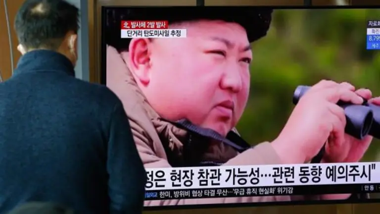 Una persona surcoreana mira las noticias del lanzamiento de proyectiles de Corea del Norte, en la estaci&oacute;n de Se&uacute;l. EFE