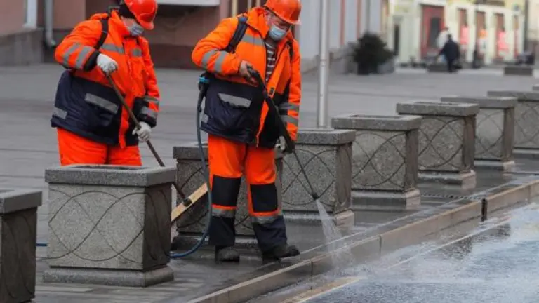 Personal sanitario cumple tareas de desinfecci&oacute;n en la capital rusa. EFE