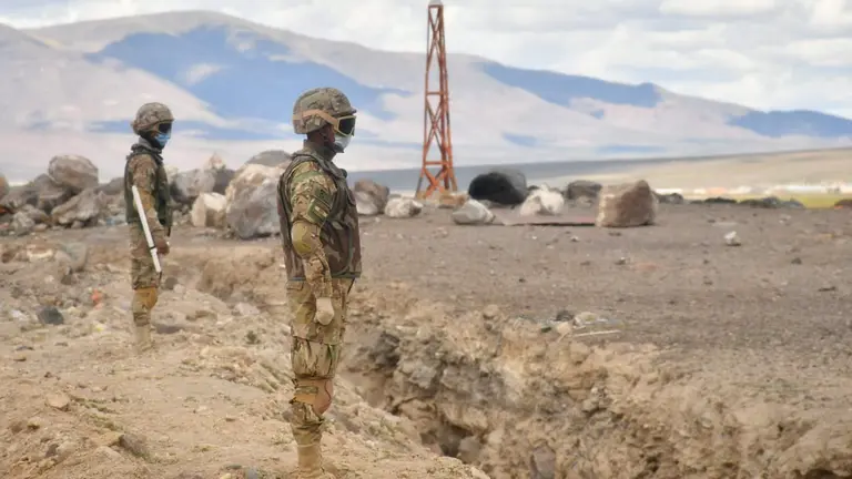 Fuerzas del orden resguardan la frontera con Chile. APG