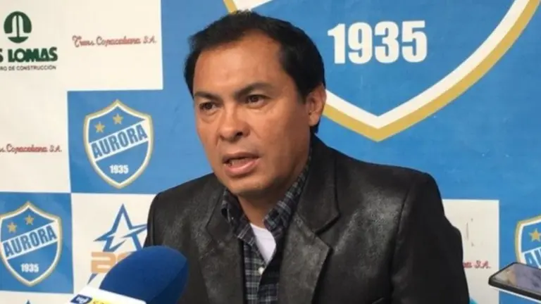Jaime Cornejo, presidente del club Aurora, en una rueda de prensa. ARCHIVO