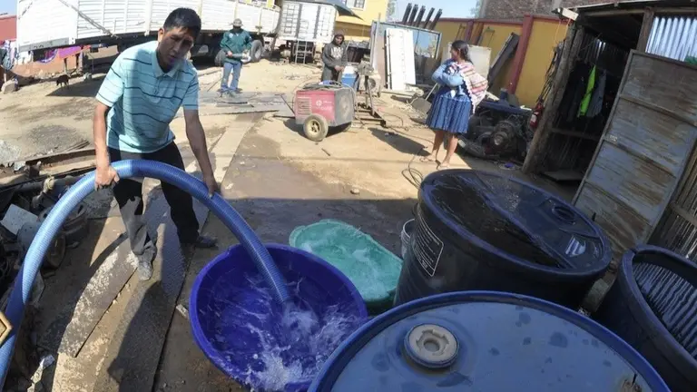 Imagen referencial de una persona descargando agua de una cisterna. Foto: Opini&oacute;n
