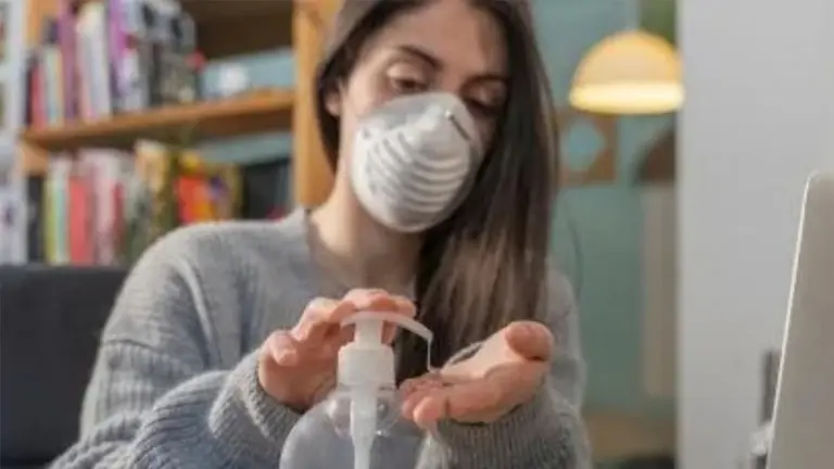El aislamiento en casa para las personas propensas al virus es elemental. SHUTTERSTOCK