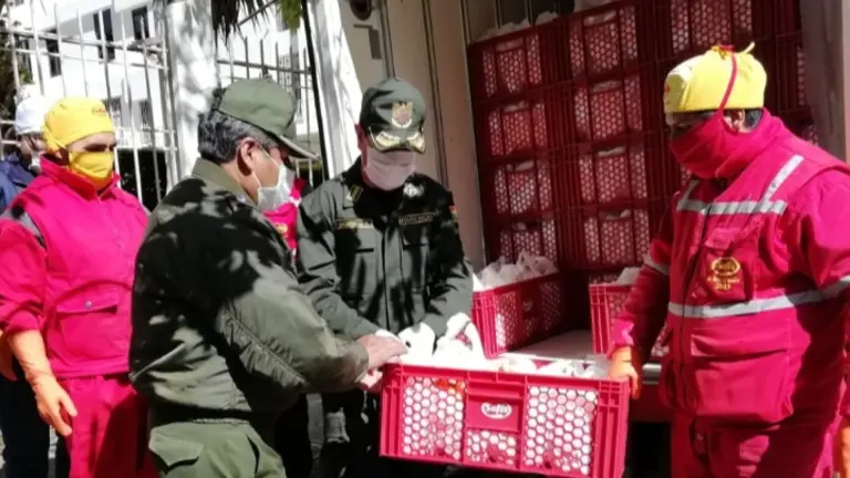 Polic&iacute;as reciben la donaci&oacute;n de pollos que les don&oacute; la empresa Sof&iacute;a.