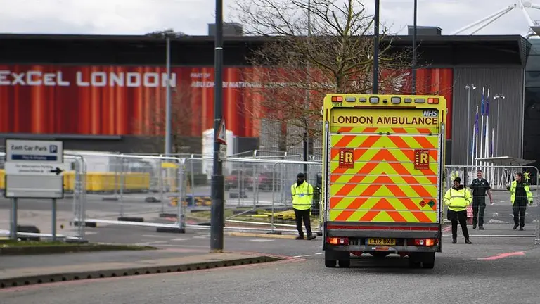 Una ambulancia recorre las calles de Londres. EFE