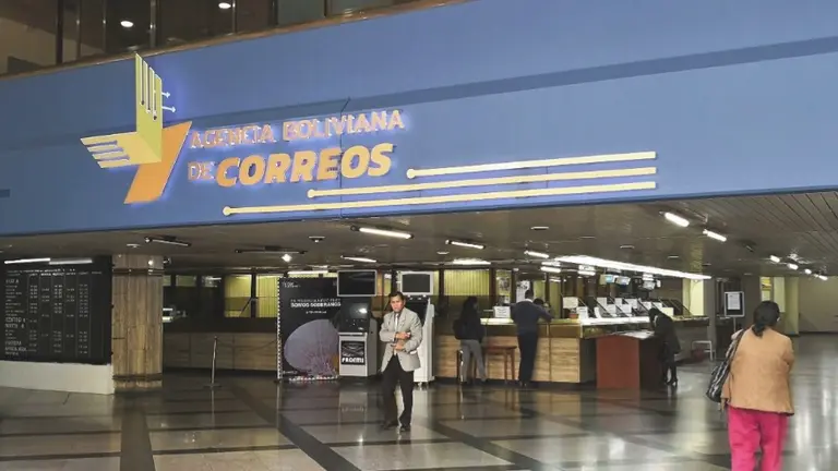 La Agencia Boliviana de Correos inform&oacute; ayer que activ&oacute; un plan de contingencia para entregar &uacute;nicamente la correspondencia catalogada como "urgente", ya sean medicamentos o equipamiento de bioseguridad, en el marco de la declaratoria de emergencia sanitaria por el coronavirus.
A trav&eacute;s de un comunicado, la entidad estatal, inform&oacute; sobre el desarrollo de una log&iacute;stica enmarcada en la tecnolog&iacute;a, para hacer posible la entrega de las encomiendas cuyo contenido preserve la integridad f&iacute;sica y salubre de las personas.
Para ello, se habilit&oacute; cuatro canales de contacto en los que se debe llenar un formulario con datos de la correspondencia: el primero es la p&aacute;gina web www.correos.gob.bo; en Facebook est&aacute; habilitada la Agencia Boliviana de Correos; l&iacute;nea de WhatsApp 72009399; y por &uacute;ltimo el correo electr&oacute;nico, agbc@correos.gob.bo.
Posteriormente, se ejecutar&aacute; la verificaci&oacute;n de datos y coordinaci&oacute;n con el usuario para que se realice la entrega de la correspondencia a domicilio.
La Agencia Boliviana de Correos adoptar&aacute; todas las medidas de prevenci&oacute;n y de bioseguridad para liderar la actividad mencionada que se desarrollar&aacute; en los nueve departamentos.
Los datos de los usuarios que tengan correspondencia m&eacute;dica o similar ser&aacute;n recolectados hasta hoy.