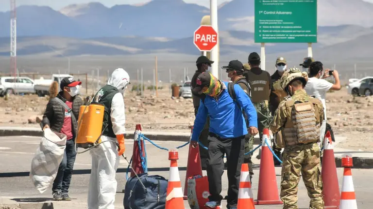 Uno de los grupos que lleg&oacute; hasta el campamento, en la frontera, ayer. APG