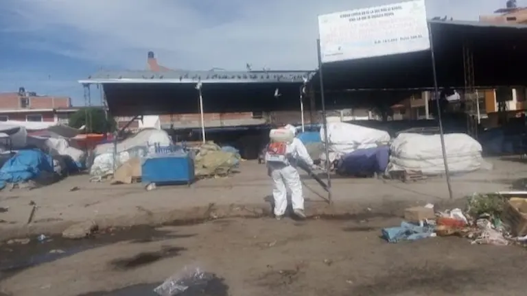 Foto de archivo muestra la fumigaci&oacute;n de un mercado en Quillacollo. (GMQ)